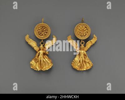 Paire de boucles d'oreilles en or avec disque et Eros ca.300 boucles d'oreilles grecques de Colombie-Britannique avec Erotes.Paire de boucles d'oreilles en or avec disque et Eros 253134 grec, paire de boucles d'oreilles en or avec disque et Eros, ca.300 C.-B., Or, H. 3 3/4 po.(9,5 cm).Metropolitan Museum of Art, New York.Don de Mme Albert M. Lythgoe, à la mémoire d'Arthur Sherburne Hardy, 1930 (30.116.1, .2) Banque D'Images