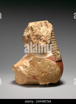 Sphinx de calcaire fragmentaire début du 6th siècle avant J.-C. grec, Attic assez reste de cette pièce remarquable pour indiquer le détail avec lequel les ailes ont été articulées à l'origine et les couleurs fortes avec lesquelles il a été peint.Les trous sur le dessus de la tête sont pour la fixation d'un polos (headaddress).Sphinx de calcaire fragmentaire 251951 grec, attique, sphinx de calcaire fragmentaire, début du siècle 6th av. J.-C., calcaire, H. 9 po.(22,8 cm).Metropolitan Museum of Art, New York.Fletcher Fund, 1926 (26,13) Banque D'Images