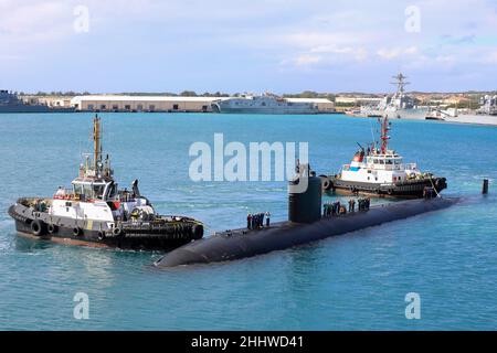 APRA HARBOUR, Guam (21 janvier 2022) le sous-marin d'attaque rapide de classe Los Angeles USS Asheville (SSN 758) se prépare à se lancer dans l'appel d'offres sous-marin USS Emory S. Land (AS 39), janvier 21.Asheville est l'un des nombreux sous-marins déployés vers l'avant et affectés au commandant de l'escadron sous-marin 15.(É.-U.Photo de la marine par la spécialiste des communications de masse Wendy Arauz) Banque D'Images