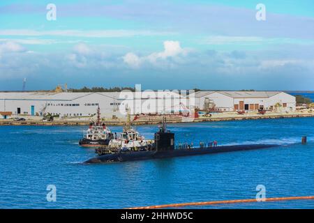 APRA HARBOUR, Guam (21 janvier 2022) le sous-marin d'attaque rapide de classe Los Angeles USS Asheville (SSN 758) se prépare à se lancer dans l'appel d'offres sous-marin USS Emory S. Land (AS 39), janvier 21.Asheville est l'un des nombreux sous-marins déployés vers l'avant et affectés au commandant de l'escadron sous-marin 15.(É.-U.Photo de la marine par la spécialiste des communications de masse Wendy Arauz) Banque D'Images