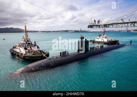 APRA HARBOUR, Guam (21 janvier 2022) le sous-marin d'attaque rapide de classe Los Angeles USS Asheville (SSN 758) se prépare à se lancer dans l'appel d'offres sous-marin USS Emory S. Land (AS 39), janvier 21.Asheville est l'un des nombreux sous-marins déployés vers l'avant et affectés au commandant de l'escadron sous-marin 15.(É.-U.Photo de la marine par le spécialiste en communication de masse apprenti Darek Leary) Banque D'Images