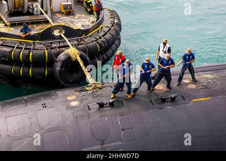 APRA HARBOUR, Guam (21 janvier 2022) des marins affectés au sous-marin de classe Los Angeles USS Asheville (SSN 758) amarrent le sous-marin à l'aide de l'USS Emory S. Land (AS 39), janvier 21.Asheville est l'un des nombreux sous-marins déployés vers l'avant et affectés au commandant de l'escadron sous-marin 15.(É.-U.Photo de la marine par le spécialiste en communication de masse apprenti Darek Leary) Banque D'Images