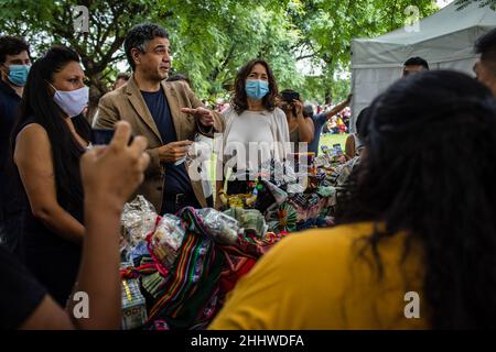 Buenos Aires, Argentine, 25/01/2022, Jorge Macri, cousin de l'ancien Président Mauricio Macri, et ministre actuel du Gouvernement de la ville de Buenos Aires s'entretient avec des membres de la communauté bolivienne et avec les organisateurs de la fête traditionnelle de la Alastia.Qui est célébré chaque année dans la ville de la Paz chaque 24 janvier, a été célébré dans la ville de Buenos Aires.La communauté bolivienne a organisé l'événement dans le quartier de Villa Soldati, dans la capitale Argentine, le 24 janvier, de 11 h à 7 h.Ce festival a lieu moi Banque D'Images