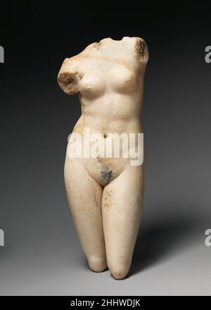 Statuette en marbre d'Aphrodite Anadyomene (en hausse) 1st siècle A.D. Roman dans cette posture gracieuse, Aphrodite était représentée avec les deux bras levés, l'eau qui s'enroule de ses cheveux, comme si elle venait de sortir de la mer, où elle est née.Parfois pensé pour dériver d'une peinture célèbre, les statues avec ce motif gracieux étaient extrêmement populaires.Ici, une bande étroite est sculptée en relief sur l'une ou l'autre épaule, peut-être pour indiquer un filet avec lequel la déesse se lie à ses serrures.Statuette en marbre d'Aphrodite Anadyomene (Rising) 251836 Roman, statuette en marbre d'Aphrodite Anadyomene (Rising), Banque D'Images