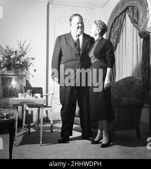 Stan Laurel et Oliver Hardy sont arrivés au Royaume-Uni lundi (28th janvier), voyageant sur le navire de mer RMS Queen Mary, pour une excursion de 10 semaines de British Music Halls, photographié Londres, mardi 29th janvier 1952.Notre photo montre ...Oliver Hardy et sa femme Virginia Lucille Jones. Banque D'Images