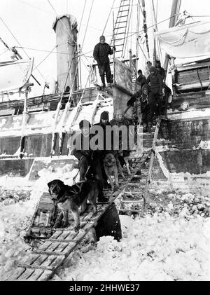 L'expédition épique d'Ernest Shackleton en Antarctique en 1914-1917, dans laquelle leur navire Endurance a été écrasé par la glace.Les équipiers sont vus avec leurs chiens Banque D'Images