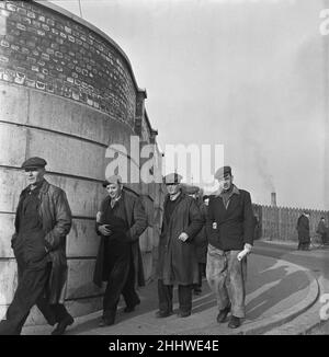 Les ouvriers des chantiers navals de P.S. Austin sur le port de rivière, Sunderland, 28th avril 1954, sont en chantier Banque D'Images