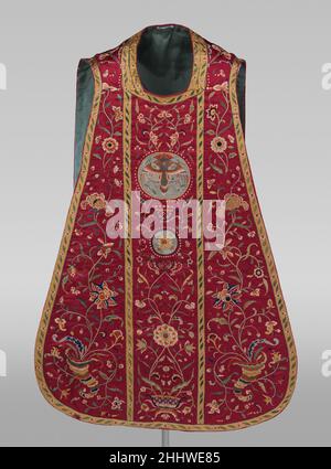 Chasuble mi-18th siècle Chine, pour européen, peut-être espagnol, marché ce chasuble de satin rouge profond a été brodé en Chine.Sa forme élancée, ligne A, était courante dans les chasubles de l’Espagne du XVIIIe siècle, où elle aurait pu être utilisée.¹ le point central du dessin brodé est la cocarde avec un aigle à double tête au centre de l’avant et de l’arrière du veston.Bien que l'aigle à double tête surmontée d'une couronne soit un symbole de la monarchie des Habsbourg, il est ici purement décoratif et teinté d'une saveur chinoise propice.² au lieu de saisir des flèches dans leurs talons, comme ils le feraient en t Banque D'Images