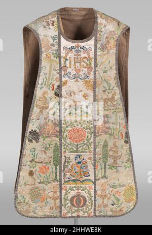 Chasuble début 18th siècle portugais construit à partir de deux tissus différents, ce chasuble a probablement été fabriqué et utilisé au Portugal dans un contexte jésuite.Le corps du vêtement est une soie blanche portugaise de la fin du XVIIe—début du XVIIIe siècle brocardée de soie polychrome et de fils de chenille.Le sol en satin blanc brillant des panneaux centraux à l'avant et à l'arrière sont brodés avec des fils de soie et d'argent; les matériaux de ce panneau central, y compris le tissu en satin, sont probablement originaires d'Asie.¹ bandes métalliques étroites, ou galloons, contours des panneaux et de la nuque.²A variété de Banque D'Images