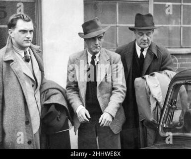 Le meurtre de Porthole 1947, James Camb a été reconnu coupable du meurtre de l'actrice Eileen Isabella Ronnie Gibson, 21 ans, nom de scène gay Gibson, par étranglement en mer, condamné à mort le 1948 mars, commuée à vie en prison, libéré en septembre 1959.Notre photo montre .. Famille de la victime de meurtre Eileen Gibson, ses frères John Lawrence Gibson 26, Joseph Paul Gibson 24 et le père Joseph Barnett Gibson, arrivent à Southampton, de Durban, Afrique du Sud, le vendredi 12th décembre 1947. Banque D'Images