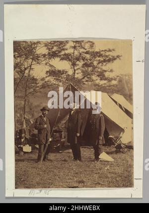 [Président Abraham Lincoln, major général John A. McClernand (à droite), et E. J. Allen (Allan Pinkerton, à gauche), chef du Service secret des États-Unis, au Département du Service secret, quartier général de l'Armée du Potomac, près d'Antietam, Maryland] 4 octobre 1862 Alexander Gardner American,Écossais deux semaines après avoir enregistré le carnage à Antietam, Alexander Gardner est retourné sur le champ de bataille pour photographier la visite du président Abraham Lincoln.Le président a fait le voyage de soixante-dix kilomètres au Maryland pour rendre hommage aux blessés des deux côtés et pour s'entretenir avec ses généraux sur le terrain. Banque D'Images