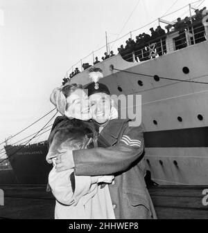 Le sergent David Sharp des Royal Northumberland Fusiliers, le dernier prisonnier de guerre britannique libéré de Corée, est accueilli par sa mère Sadie à son arrivée à Southampton.26th octobre 1953. Banque D'Images