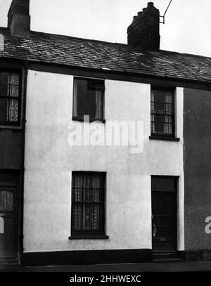 Newtown était une zone résidentielle de Cardiff, au pays de Galles, qui existait du milieu du XIXe siècle jusqu'à sa démolition en 1970.En photo, 3, rue Ellen, où le boxeur Jim Driscoll a été élevé.Vers 1950. Banque D'Images