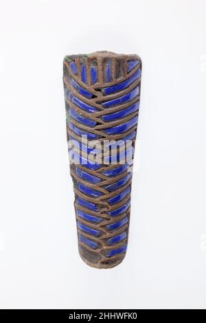 Barbe d'une grande statue ca.1070–664 C.-B. troisième période intermédiaire–période de Kushite les barbes Divines ont été plaitées,Et les cheveux sombres des dieux ont été assimilés à des lapis lazuli bleu profond.cette barbe en bronze incrustée de verre bleu foncé doit être dérivée d'une très grande statue d'un dieu qui aurait pu être entièrement faite de bronze ou peut-être de bois avec des garnitures en bronze.Barbe d'une grande statue 550783 Banque D'Images