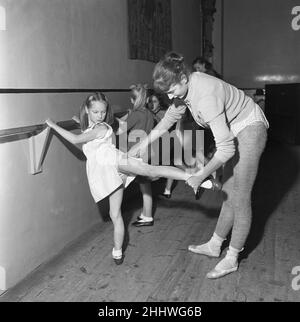 Des cours de baby-sitter et des jeunes enfants qui ont leurs cours de ballet à l'école Rambert du Mercury Theatre, Notting Hill Gate.Les enseignants des classes de bébés sont des élèves âgés, tandis que les cours les plus avancés sont pris par un professeur de ballet expérimenté, le 15th janvier 1954 Banque D'Images