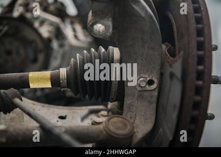 Industrie automobile.Vue rapprochée du remplacement du joint homocinétique extérieur d'une voiture moderne. Banque D'Images