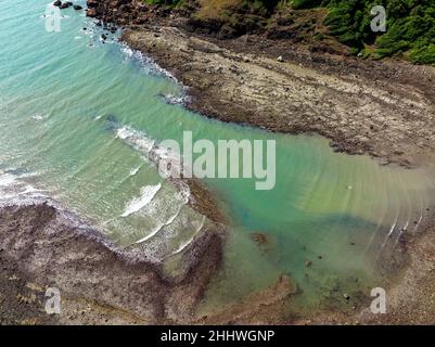 Vue de drone d'une marée entrante sur une plage boueuse Banque D'Images