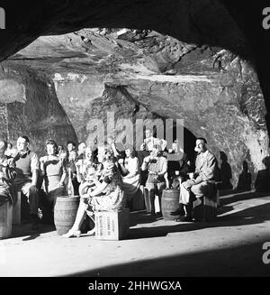 Le public d'une représentation des Pirates de Penzance dans les grottes des falaises au-dessus de la ville côtière de Hastings, dans le Sussex, a une tasse de thé pendant l'intervalle.16th octobre 1946 Banque D'Images