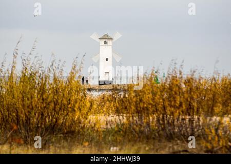 La balise Stawa Mlyny vue à l'entrée du port de Swinoujscie.Une balise blanche en forme de moulin à vent est un symbole de Swinoujscie et fait partie du logo officiel de la ville.Le port de Swinoujscie est un port maritime polonais sur la mer Baltique.Avec le port de Szczecin, créez l'un des plus grands complexes portuaires de la mer Baltique. Banque D'Images