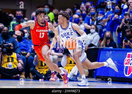 25 janvier 2022: Le gardien des Tigres Clemson David Collins (13) garde Duke Blue Devils en avant Wendell Moore Jr. (0) comme il conduit avec le ballon pendant la deuxième moitié de l'équipe de basket-ball de l'ACC à Cameron Indoor à Durham, NC.(Scott Kinser/Cal Sport Media) Banque D'Images