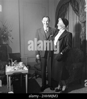 Stan Laurel et Oliver Hardy sont arrivés au Royaume-Uni lundi (28th janvier), voyageant sur le navire de mer RMS Queen Mary, pour une excursion de 10 semaines de British Music Halls, photographié Londres, mardi 29th janvier 1952.Notre photo montre ...Stan Laurel et la femme Ida Kitaeva Raphael. Banque D'Images