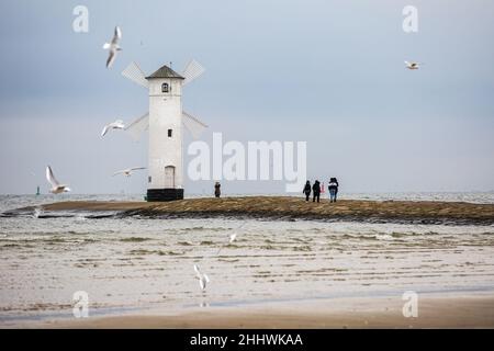 Swinoujscie, Pologne.17th novembre 2021.Les gens ont vu marcher autour de la balise Stawa Mlyny, située à l'entrée du port de Swinoujscie.Une balise blanche en forme de moulin à vent est un symbole de Swinoujscie et fait partie du logo officiel de la ville.Le port de Swinoujscie est un port maritime polonais sur la mer Baltique.Avec le port de Szczecin, créez l'un des plus grands complexes portuaires de la mer Baltique.(Credit image: © Karol Serewis/SOPA Images via ZUMA Press Wire) Banque D'Images