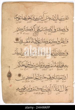 Folio d'un manuscrit Qur'an 14th siècle ce Qur'an qui appartient probablement au XIVe siècle l'Iran est écrit en script muhaqqaq.Chaque folio a sept lignes avec traduction interlinéaire persan en script naskhi.Les versets 86-89 de Surah al-A’raf (chapitre 7) ont un médaillon ornemental sur le côté gauche du recto marquant la fin de la section (juz’) 11.Folio d'un manuscrit de Qur'an 458439 Banque D'Images