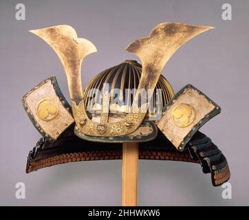 Casque (Suji-kabuto Akoda-nari) Japonais de la fin du 15th–16th siècle ce type de casque est connu sous le nom de suji-kabuto.Le bol est construit de cinquante-deux plaques striées avec une élévation prononcée à l'arrière.La forme globale est connue sous le nom d'akoda-nari (akoda est un fruit de type squashlike), un style à la mode pendant la période de Muromachi.Il date du XVe siècle mais a été remonté pour être utilisé à la fin du XVIIe ou au début du XVIIIe siècle.Le bol est inscrit au personnage Kami (ou Tatematsuru), utilisé par l'école Haruta des armateurs à Nara.Le badge sur les turnbacks du protège-cou est celui de Banque D'Images