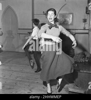 Des cours de baby-sitter et des jeunes enfants qui ont leurs cours de ballet à l'école Rambert du Mercury Theatre, Notting Hill Gate.Les enseignants des classes de bébés sont des élèves âgés, tandis que les cours les plus avancés sont pris par un professeur de ballet expérimenté, le 15th janvier 1954 Banque D'Images