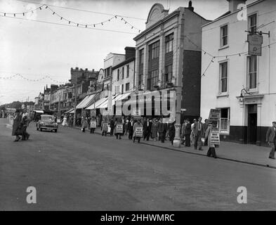 Boutiques sur le front de mer à Southend-on-Sea, Essex, Angleterre.3rd août 1954. Banque D'Images