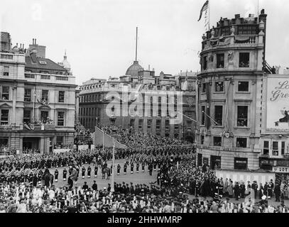 La procession de sa Majesté s'approche de Trafalgar Square, dirigée par le colonel B. J. O. Burrows, O.B.E., D.T. et cinq compagnies des gardes du pied pendant qu'ils escortent l'entraîneur de la Reine à l'abbaye de Westminster pour son couronnement.2nd juin 1953 Banque D'Images