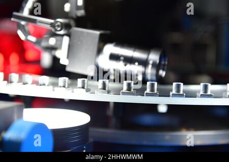 Contrôle de haute qualité dans la fabrication de machines de tri optique pour les écrous de fixation dans la gamme de produits Banque D'Images