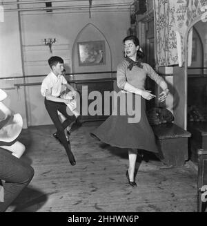 Des cours de baby-sitter et des jeunes enfants qui ont leurs cours de ballet à l'école Rambert du Mercury Theatre, Notting Hill Gate.Les enseignants des classes de bébés sont des élèves âgés, tandis que les cours les plus avancés sont pris par un professeur de ballet expérimenté, le 15th janvier 1954 Banque D'Images