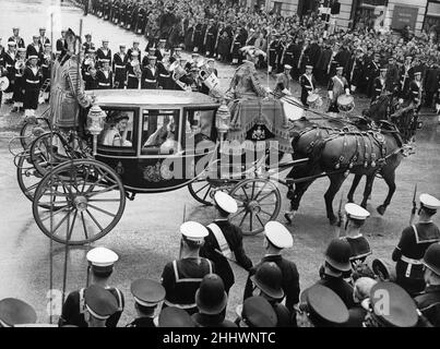 La deuxième calèche de la procession des Princes et princesses du sang Royal Conportant, son Altesse Royale la duchesse de Kent, son Altesse Royale le duc de Kent, son Altesse Royale la princesse Alexandra de Kent et son Altesse Royale le prince Michael de Kent.Traverse Trafalgar Square et se rend à l'abbaye de Westminster pour le couronnement de la reine Elizabeth II2nd juin 1953 Banque D'Images