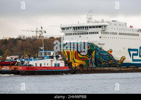 Swinoujscie, Pologne.17th novembre 2021.Mme Cracovie un traversier pour passagers et voitures vu en quittant le port de Swinoujscie.l'arc du navire a été décoré d'un graphique de baleine par Mariusz Waras.La conception graphique est liée aux vitraux de StanisÂ³aw Wyspianski.Le port de Swinoujscie est un port maritime polonais sur la mer Baltique.Avec le port de Szczecin, créez l'un des plus grands complexes portuaires de la mer Baltique.(Credit image: © Karol Serewis/SOPA Images via ZUMA Press Wire) Banque D'Images