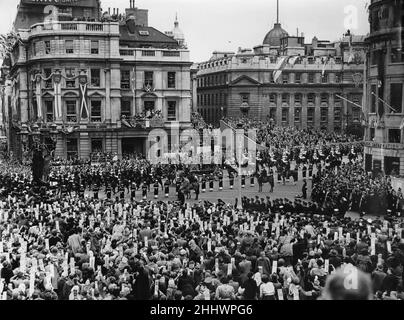 Sa Majesté la reine Elizabeth, la reine mère avec la princesse Margaret vu ici dans l'entraîneur de verre comme ils font leur chemin à l'abbaye de Westminster pour le couronnement de la reine Elizabeth IIAvec la première et la deuxième division, l'escorte du capitaine avec le standard de la cavalerie de la maison vu ici à Trafalgar Square.2nd juin 1953 Banque D'Images