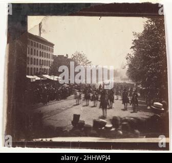 [Grand Army Review, Pennsylvania Avenue, Washington] 23 ou 24 mai 1865 Alexander Gardner American, Scottish les 23 et 24 mai 1865, deux semaines après que le président de la Confédération, Jefferson Davis, a été fait prisonnier en Géorgie,Plus de 150 000 soldats jubilés ont défilé sur Pennsylvania Avenue dans le cadre du Grand Army Review.Aux sons des groupes jouant "quand Johnny arrive en marche à la maison", les armées du Potomac, du Tennessee, et de la Géorgie ont été fanées dans un défilé de victoire pour célébrer la fin de la guerre.Voyage du nouveau Capitole (vu au loin) à la revue principale Banque D'Images