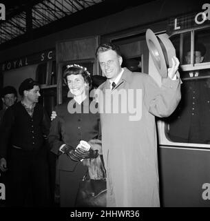 Billy Graham, l'évangéliste, est arrivé à Londres ce soir avec sa femme Ruth après sa tournée écossaise réussie.11th mai 1955. Banque D'Images