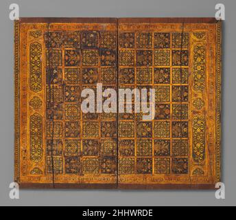 Tableau de jeu peint et incrusté fin du 17th siècle ce tableau de jeu est peint des deux côtés avec une grille huit par huit d'un côté pour les échecs (le côté sur l'exposition) ou les brouillons et une table de backgammon de l'autre côté.Les échecs et le backgammon étaient des jeux de société très populaires dans le monde islamique et ont même fait l'objet d'un texte perse composé au neuvième siècle, Wizarishn i catrang ud nihishn i New-ardashir (explication des échecs et de l'invention du Backgammon).Ce tableau de la fin du XVIIe siècle est finement exécuté avec un design arabesque symétrique sur un ensemble de carrés et une fleur p Banque D'Images
