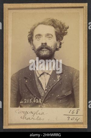 Carraglia.Charles.39 ans, né à Moceto (IT).Homme de lettres.Anar, infraction à la loi du 21/6/73.13/3/94.1894 Alphonse Bertillon né d'une famille distinguée de scientifiques et de statisticiens, Bertillon a commencé sa carrière comme commis au Bureau d'identification de la Préfecture de police de Paris en 1879.Chargé de tenir des dossiers policiers fiables sur les délinquants, il a mis au point le premier système moderne d'identification criminelle.Le système, connu sous le nom de Bertillonage, comportait trois composantes : la mesure anthropométrique, la description verbale précise du caractère physique du prisonnier Banque D'Images