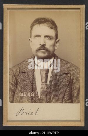 Briet.Albert, Louis.44 ans, né à Lyon (Rhône).Boulanger.Anarchiste.4/3/94.1894 Alphonse Bertillon né d'une famille distinguée de scientifiques et de statisticiens, Bertillon a commencé sa carrière comme commis au Bureau d'identification de la Préfecture de police de Paris en 1879.Chargé de tenir des dossiers policiers fiables sur les délinquants, il a mis au point le premier système moderne d'identification criminelle.Le système, connu sous le nom de Bertillonage, comportait trois composantes : la mesure anthropométrique, la description verbale précise des caractéristiques physiques du détenu et la photogravure normalisée Banque D'Images