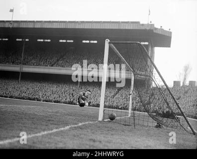 Arsenal contre Newcastle United, League Division One, Highbury.Note finale 1-1.Photo : gardien de but de Newcastle, Ronnie Simpson.16th avril 1952. Banque D'Images