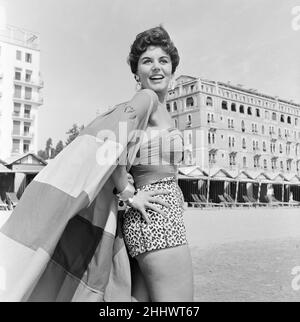 Eunice Gayson, actrice se fait une matinée à la plage pendant le Festival du film de Venise, le mercredi 7th septembre 1955. Banque D'Images