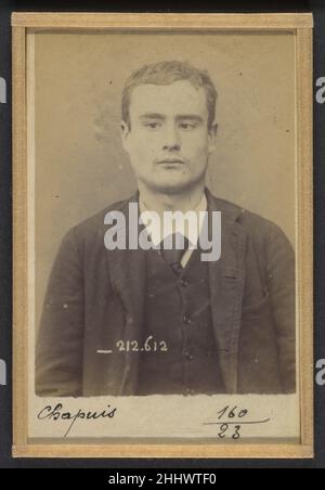 Chapuis.Charles, Paul.17 ans, né le 22/3/76 à Paris vile.Tapissier.Anarchiste.7/1/94 1894 Alphonse Bertillon né d'une famille distinguée de scientifiques et de statisticiens, Bertillon a commencé sa carrière comme commis au Bureau d'identification de la Préfecture de police de Paris en 1879.Chargé de tenir des dossiers policiers fiables sur les délinquants, il a mis au point le premier système moderne d'identification criminelle.Le système, connu sous le nom de Bertillonage, comportait trois composantes : la mesure anthropométrique, la description verbale précise des caractéristiques physiques du détenu et la normalisation Banque D'Images