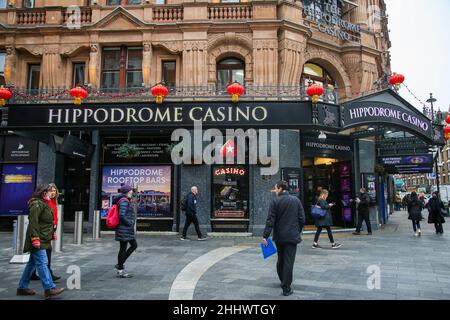 Les gens marchent devant le Casino Hippodrome à Leicester Square. Banque D'Images