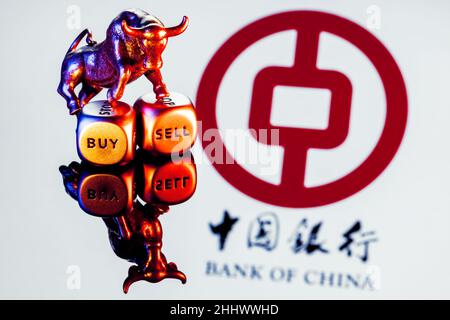 Le taureau métallique se dresse sur des dés d'achat-vente sur fond du logo de la Banque de Chine Banque D'Images