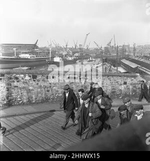 Les ouvriers des chantiers navals de P.S. Austin sur le port de rivière, Sunderland, 28th avril 1954, sont en chantier Banque D'Images