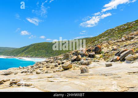 Serments côtiers et affleurements en granite avec rochers recouverts de lichen orange au parc national de Torndirrup, Albany, Australie occidentale Banque D'Images