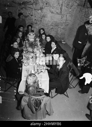 Fête d'anniversaire pour enfants dans les grottes de Chislehurst circa janvier 1954 Banque D'Images