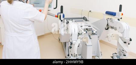 Patient sur des machines à plage de mouvement passive continue.Dispositif permettant un mouvement anatomique correct de la cheville et des articulations.Pied Banque D'Images